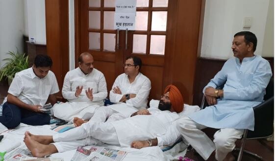 BJP continues counter-protest against Kejriwal's sit-in BJP continues counter-protest against Kejriwal's sit-in