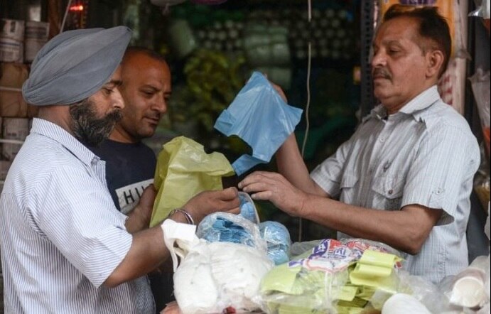 Maharashtra: Strict ban on use of plastic bags from tomorrow, defaulters to pay Rs 5,000 fine Maharashtra: Strict ban on plastic bags from tomorrow, defaulters to pay Rs 5,000 fine