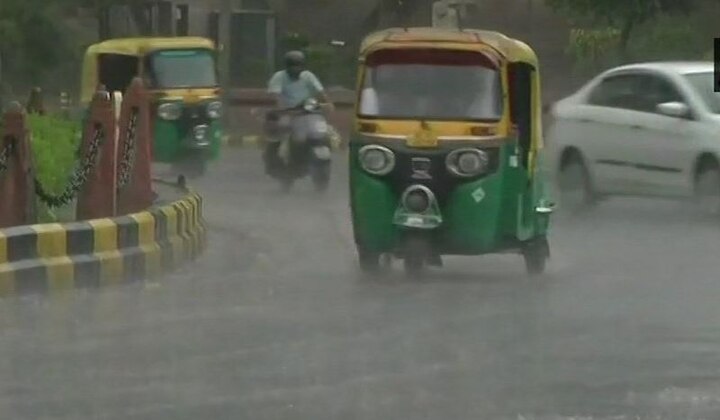 Delhi receives first spell of showers after prolonged heat Delhi receives first spell of showers after prolonged heat