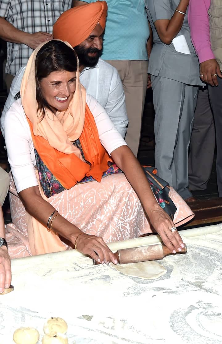 Haley prepared rotis for langar at the Gurudwara Sis Ganj Sahib in Delhi. (PTI)