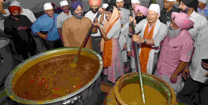 United States Ambassador to the United Nations Nikki Haley prepared food for the langar (community kitchen) at Gurudwara Sis Ganj Sahib in Delhi. (PTI)