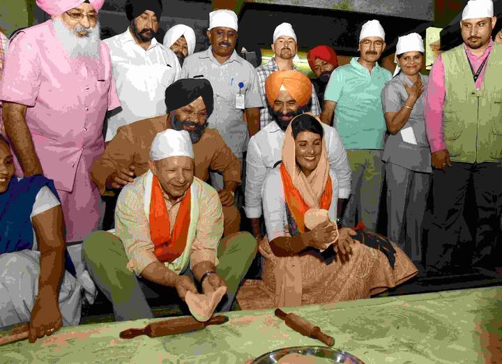 Nikki Haley and US Ambassador to India Kenneth Juster participate in langar seva as Delhi Sikh Gurdwara Management Committee (DSGMC) during a visit to Gurudwara Sis Ganj Sahib in Chandni Chowk, in New Delhi on Thursday, June 28, 2018. (PTI)