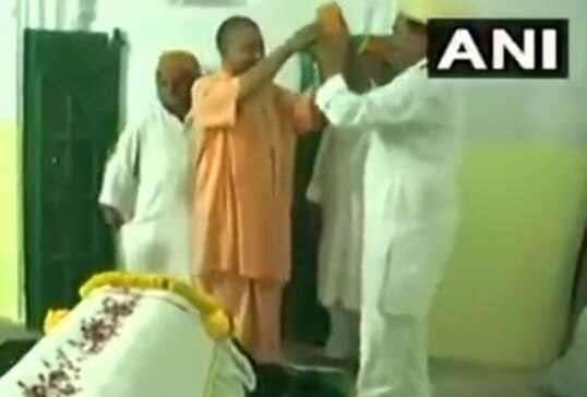 Yogi follows Modi, refuses cap - Read & Watch Yogi follows Modi, refuses cap - Read & Watch