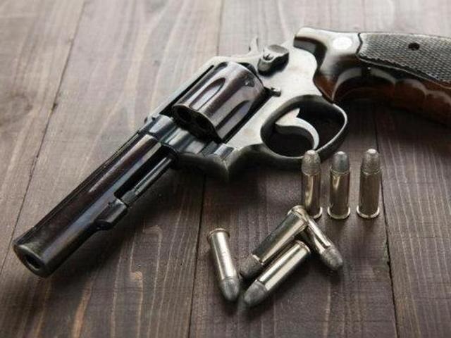 Armed men try to snatch chain from journalist in Noida at a gunpoint, fail Armed men try to snatch chain from journalist in Noida at gunpoint, fail