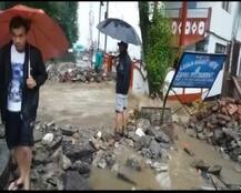 Cloud burst in Uttarakhand\'s Munsiari; several vehicles & roads drown