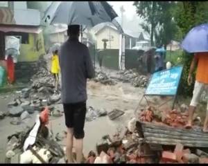 Cloud burst in Uttarakhand's Munsiari; several vehicles & roads drown