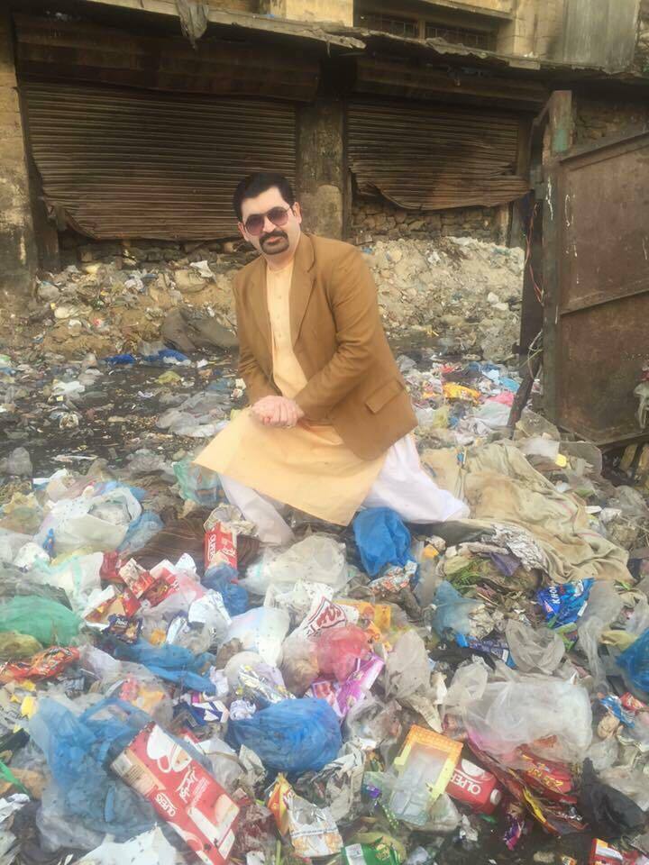 Ayaz Memom Motiwala, an independent candidate from Aam Admi Pakistan, came up with a bizarre idea to highlight the issues like faulty sewage system before the upcoming elections.