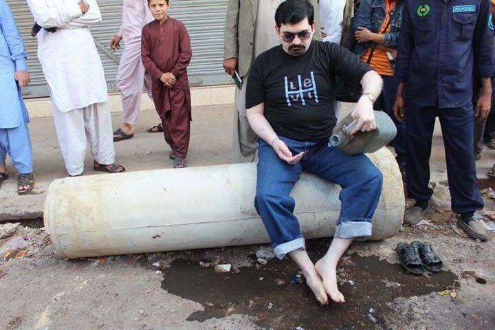 Motiwala also went live on his Facebook account and told the voters that the leaders of ruling and opposition parties never cared about the infrastructure of Karachi.