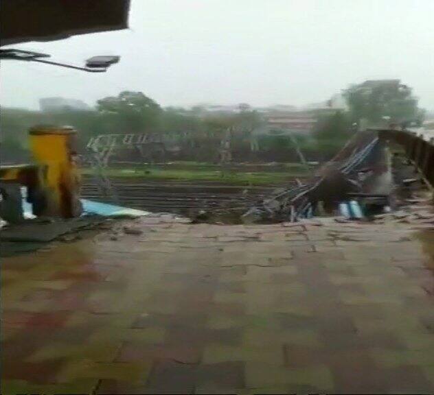 As per reports, four fire brigade vehicles have been rushed to the spot and Virar local service and all western local lines have been stopped. Courtesy: Twitter/ANI