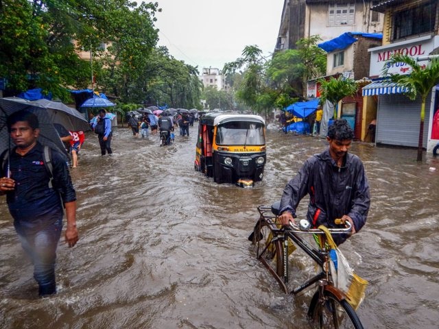 Red Alert issued in Mumbai, Raigad, Ratnagiri, Sindhdurg districts in the next 24 to 36 hours Mumbai Rain : येत्या 24 ते 36 तासात कोकणात अतिवृष्टीची शक्यता, मुंबई, रायगड, रत्नागिरी, सिंधदुर्ग जिल्ह्यात रेड अलर्ट जारी