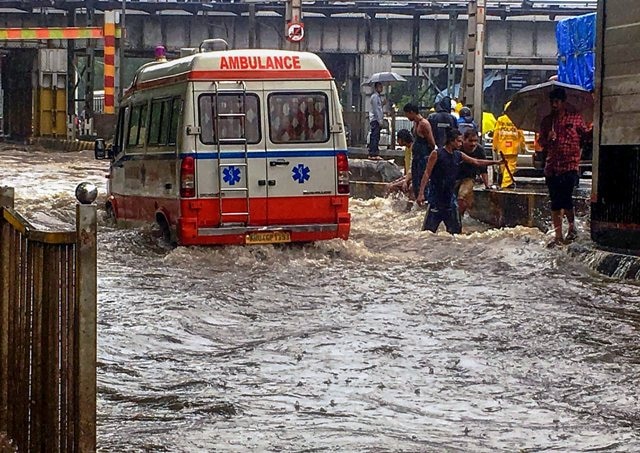 मुंबई के शिवाजी नगर में बड़ा हादसा, इमारत गिरने से 3 लोगों की मौत और 10 घायल