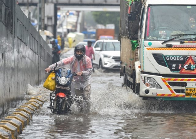 Beware mumbaikars heavy rain outside mumbai and Region MMRDA Rain Update Mumbai Rain Update : मुंबईकरांनो सावधान! पावसाचा धोका वाढला, यलो अलर्ट बदलून ऑरेंज अलर्ट जारी 
