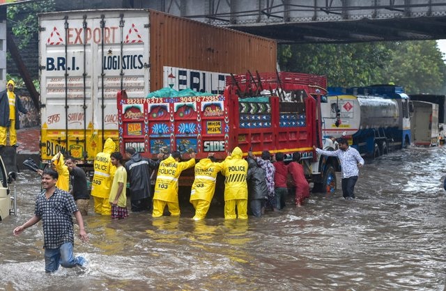 129 people died in rain-related incidents in Maharashtra महाराष्ट्र में बारिश से जुड़ी घटनाओं में 129 लोगों की मौत, मौसम विभाग ने जारी किया रेड अलर्ट