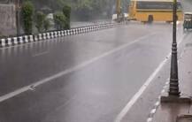 It\'s raining in Delhi! Pleasant weather dips temperature; SEE PICS