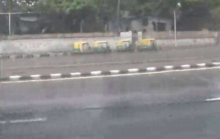 Meanwhile, the showers in Delhi has also led to “satisfactory” air quality for the first time since almost a year. (Videograb/ABP Live)