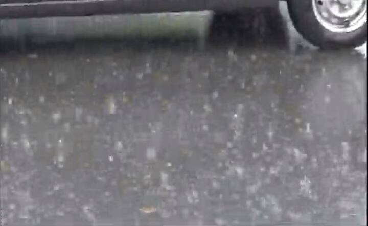 Visual from Delhi as rain lashes parts of the national capital on Wednesday.(Videograb/ABP Live) 