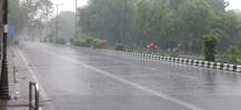 It\'s raining in Delhi! Pleasant weather dips temperature; SEE PICS