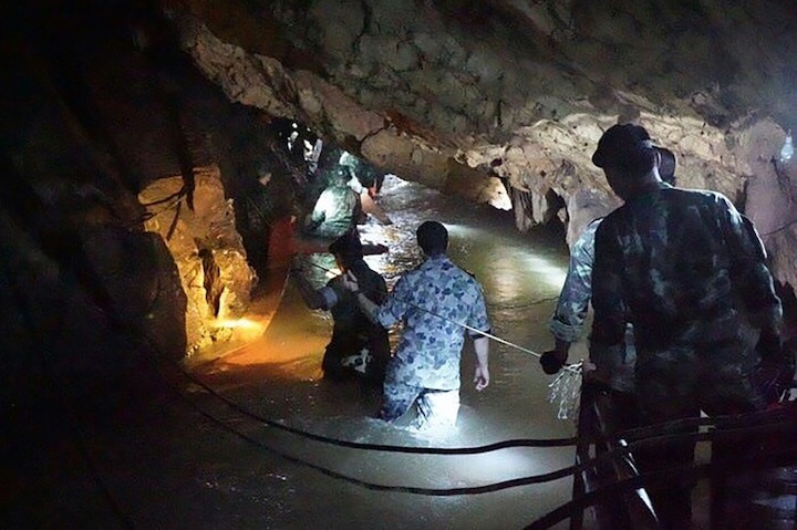 Thailand cave rescue: Ex-Navy Seal dies after running out of oxygen Thailand cave rescue: Ex-Navy Seal dies after running out of oxygen