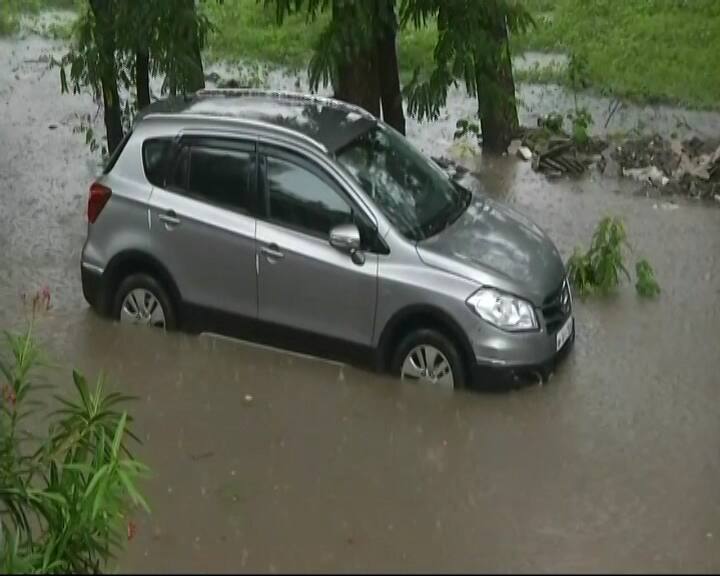 Cars drowned as heavy rain lashed Nagpur. While roads were invisible when heavy rain lashed Nagpur.(Videograb/ABP Live)