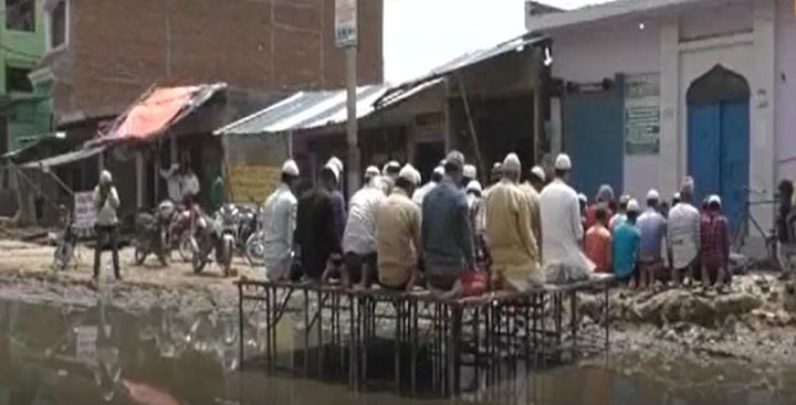 Muslims in Aligarh offer namaz in muddy water: Find out why! Muslims in Aligarh offer namaz in muddy water: Find out why!