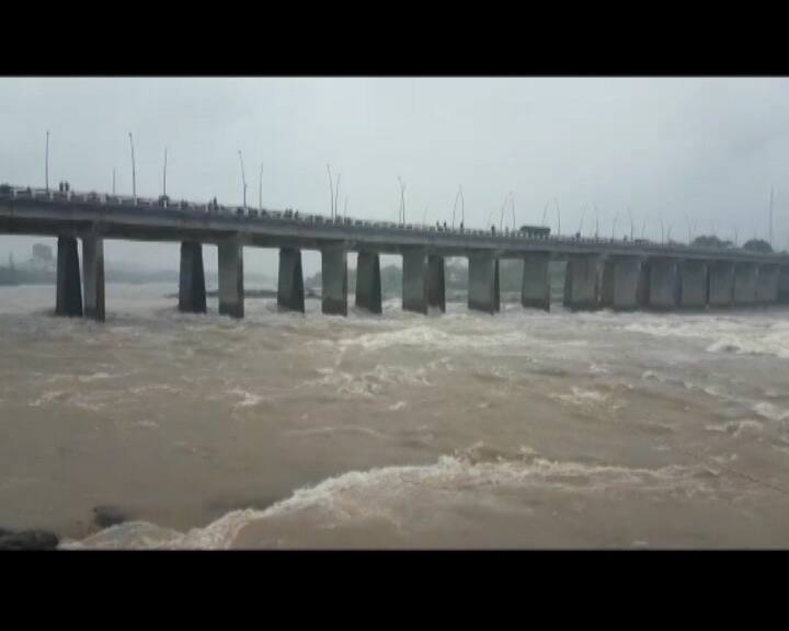 Gujrat witnesses first heavy rainfall this monsson. The India Meteorological Department (IMD) Gujarat had earlier issued a heavy rainfall warning for south Gujarat, Saurashtra and parts of east-central Gujarat. (Video grab: ABP Live)