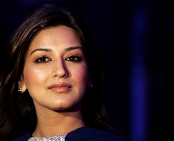 'Cancer graduate' Lisa Ray sends love to Sonali Bendre 'Cancer graduate' Lisa Ray sends love to Sonali Bendre