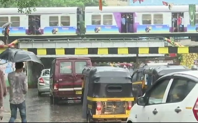 Rains continue to batter Mumbai, schools and colleges shut  Rains continue to batter Mumbai, schools and colleges shut