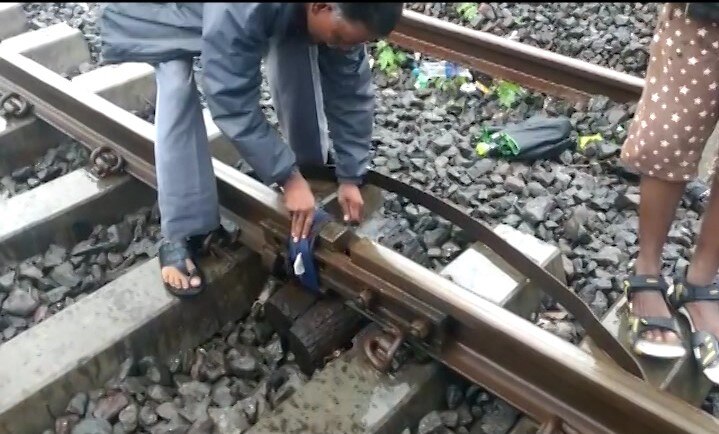 Mumbai: Damaged rail track 'fixed' with cloth to let the train pass over it Watch: Damaged rail track in Mumbai 'fixed' with cloth to let train pass over it