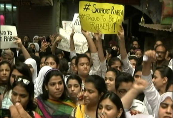 Arvind Kejriwal, Manish Sisodia meet Rabea school principal; Students, alumni protest in favor of management