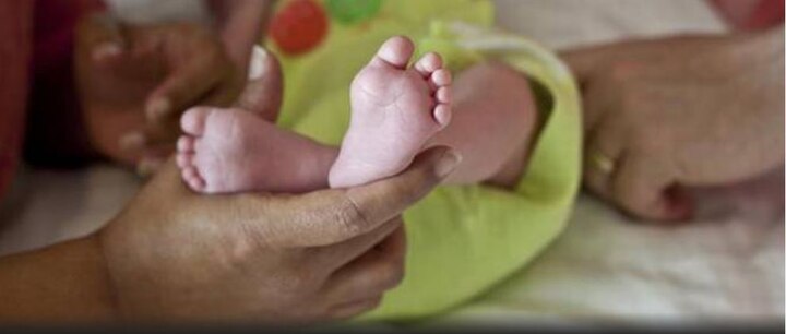 Woman delivers twins in train in Thane Woman delivers twins in train in Thane