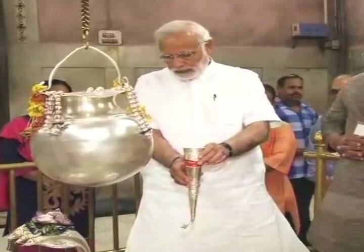 Prime Minister Modi, who is on a two-day visit to eastern Uttar Pradesh, visited Banaras Hindu University (BHU) and offered prayers at Vishwanath Temple in the University premises last night. (ANI)