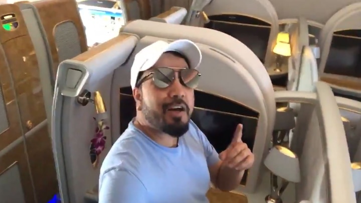 Singer Mika Singh gets trolled after he shares this video showing he booked the entire first class of plane Singer Mika Singh gets trolled after he shares this video showing he booked entire first class of plane