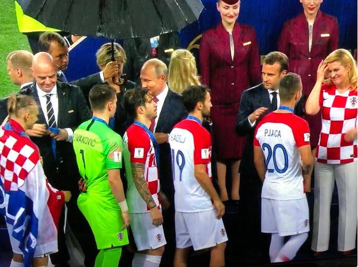 Apparently, all of them were unfazed by the lack of any specific effort to shield them from the rain.	(Twitter/Clemquon)