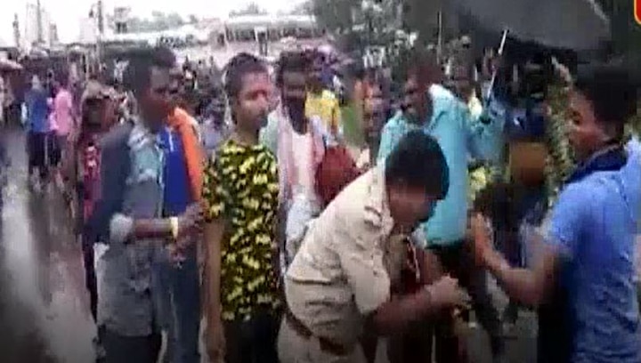 WATCH: Policeman thrashed by angry BJP workers for not letting them attend PM's rally WATCH: Policeman thrashed by angry BJP workers for not letting them attend PM's rally