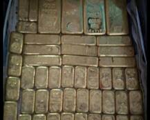 PICTURES: 100 Kg gold, Rs 10 crore cash seized by IT from a businessman\'s house in Lucknow