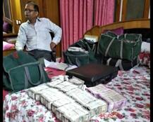 PICTURES: 100 Kg gold, Rs 10 crore cash seized by IT from a businessman\'s house in Lucknow