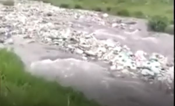 VIRAL SACH: Plastic flows like water in this river of Himachal Pradesh? VIRAL SACH: Plastic flows like water in this river of Himachal Pradesh ?