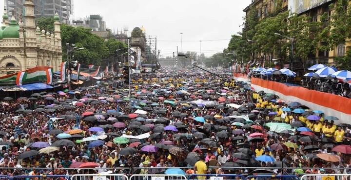 TMC workers and people from across the state gathered in the metropolis since midnight to attend the public meeting to be held near Victoria House at Esplanade. It was raining heavily in Dharmatala. But people are still gathered in huge number to attend the rally. (Twitter/Mamata Banerjee)