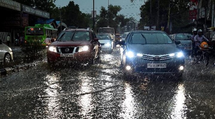 Rains lash Delhi, minimum temperature settles at 26 degrees Celsius Delhi weather today: Heavy rain lashes national capital, minimum temperature settles at 26 degrees Celsius