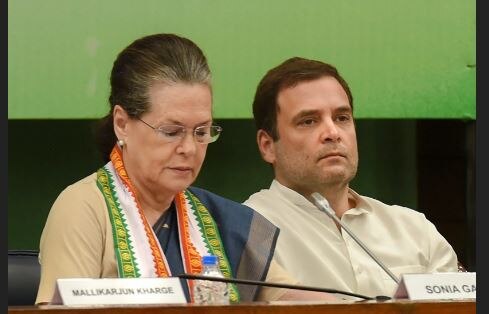 HC rejects Sonia, Rahul's plea against Income Tax notice HC rejects Sonia, Rahul's plea against Income Tax notice