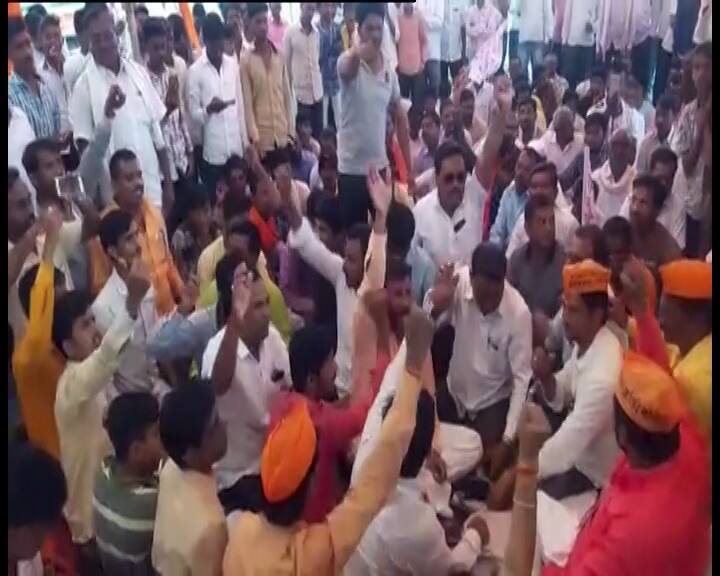 Following the death, Maratha Kranti Morcha workers vandalised a bus on the Aurangabad-Pune highway and also blocked the Mumbai-Pune highway, making it difficult for the vehicles to pass through. (Photo from Nasik)