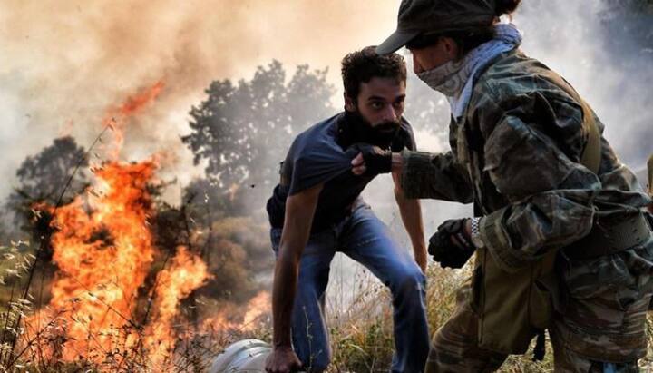 Emergency services said the bodies of 24 adults and children were found just 30 meters from the sea, to where they had tried to escape from the flames that were raging through the fishing village of Mati, which took the brunt of the blaze that swept up coastal parts of the Attica region around Rafina, 15 km northeast of Athens International airport, Efe news agency reported. Image: Aris Messinis, AFP