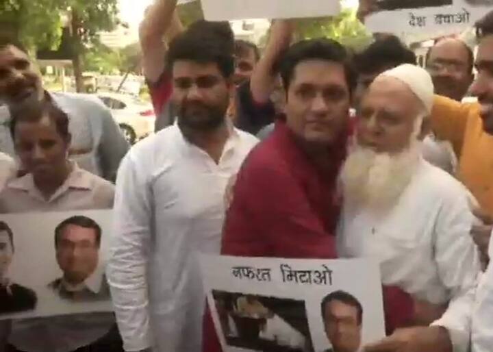 Congress workers on Tuesday organised a free hug campaign at national capital’s heart -Connaught place / ANI