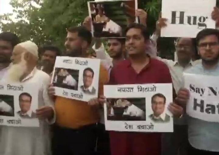 The workers also held placards with the slogans ‘remove hatred, save country’ / ANI