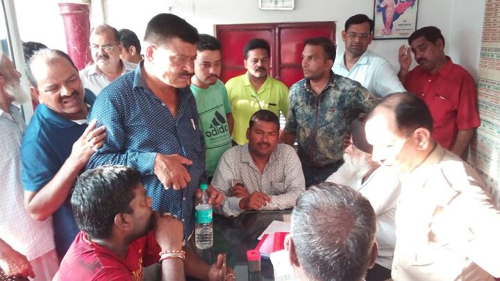 The traders also allegedly charged towards the officials with a lathi forcing them to fleee and take shelter in police station. 