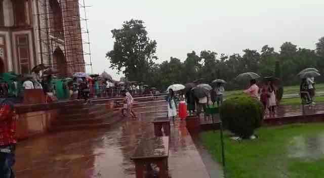 Many tourists were seen walking on the pavement. (ABP News Grab)