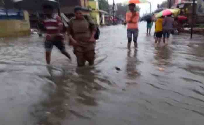 According to the State Disaster Management Authority, 1 person died in each - Mathura, Ghaziabad, Hapur, Kanpur Dehat, Raebareli, Jalaun, Jaunpur, Pratapgarh, Firozabad, Bulandshahr and Amethi on July 26 & 27. (ABP News Grab)