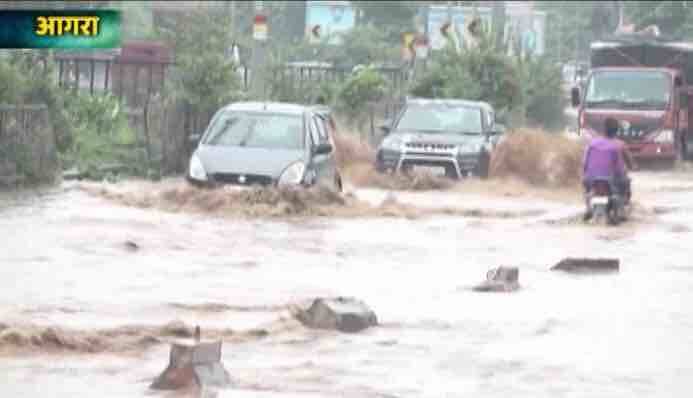 Heavy rains caused water logging on the under-bridge connecting Mainpuri, Saifai and Agra which lead to a jam. (ABP News Grab)