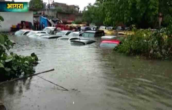 According to the state Disaster Management Authority, total 22 people died due to Storm, heavy rains and lightning in UP; 6 in Agra, 4 in Meerut, 4 in Mainpuri, 3 in Muzaffarnagar, 3 in Kasganj and 2 in Bareilly on July 26 & 27. (ABP News Grab)