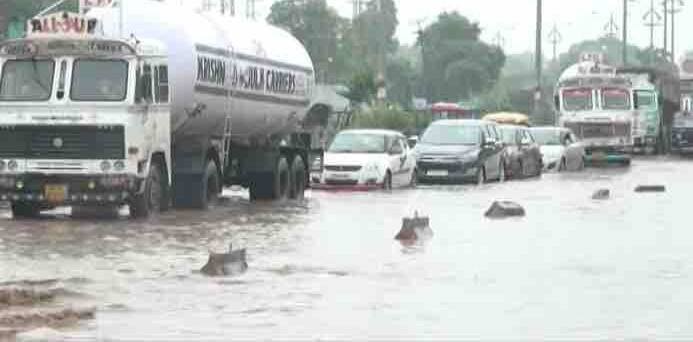 Trucks were diverted from Mathura-Delhi National Highway- 2, to facilitate passage of other vehicles especially public transports. (ABP News Grab)